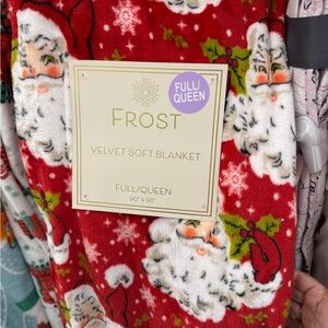 Que Red Velvet Blanket with Santa Design